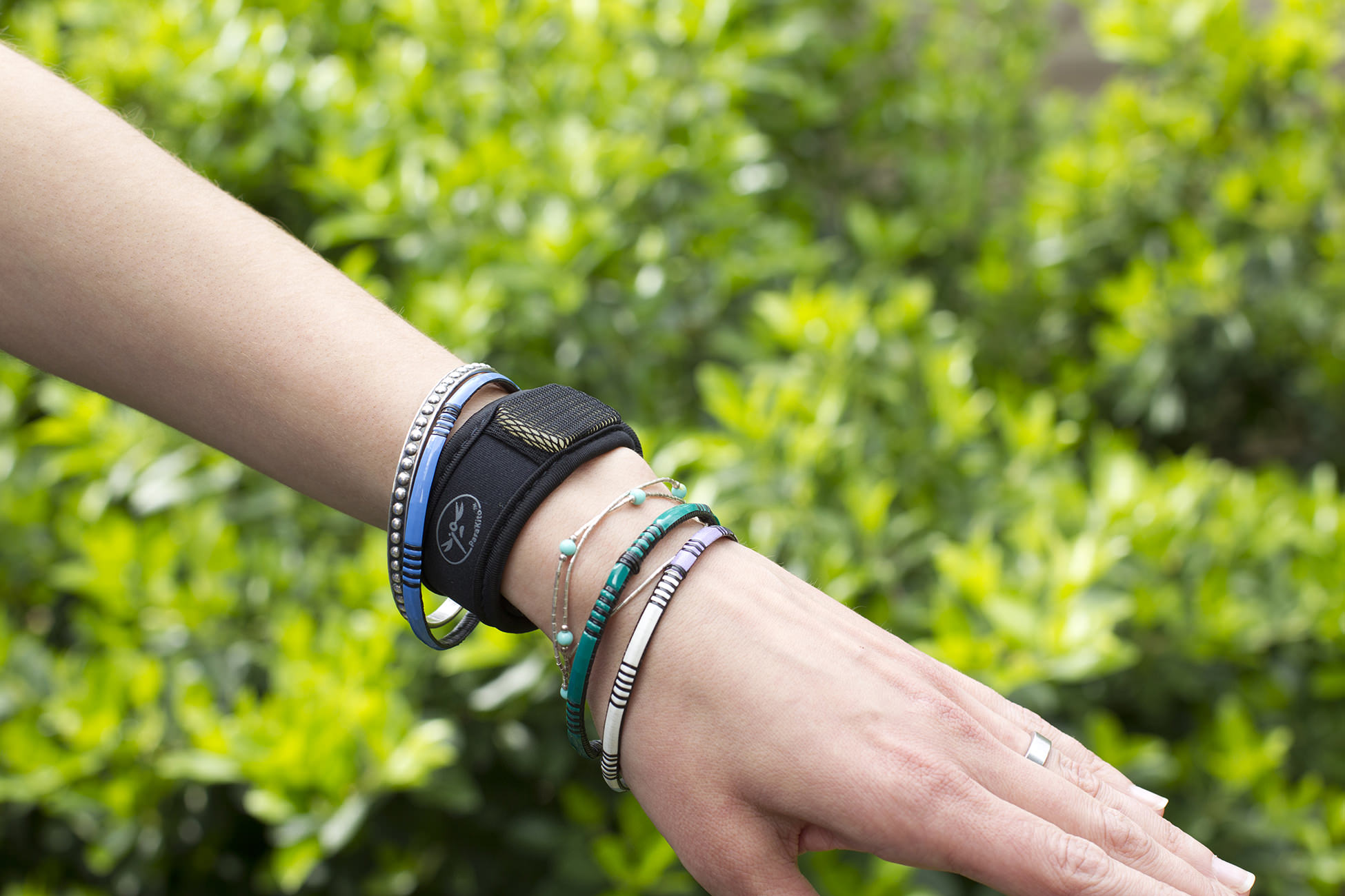 vien-chong-muoi-kem-vong-tay-loai-1-vien-parakito-black-band-7508-wetrek_vn-3