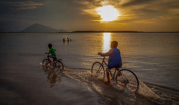 Cảnh hoàng hôn ở hồ Dầu Tiếng