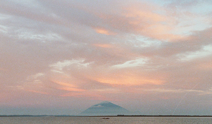 Nhìn núi Bà Đen từ xa