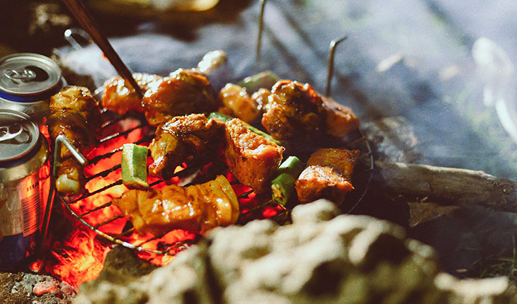 Nướng BBQ khi cắm trại hồ Dầu Tiếng