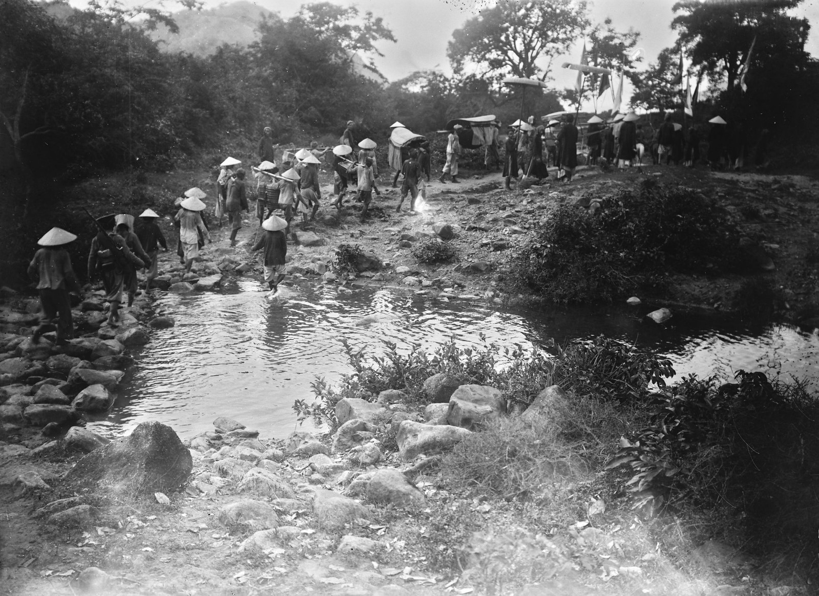 chum-anh-hanh-trinh-tren-duong-cai-quan-nam-1898-cua-andre-salles-wetrekvn