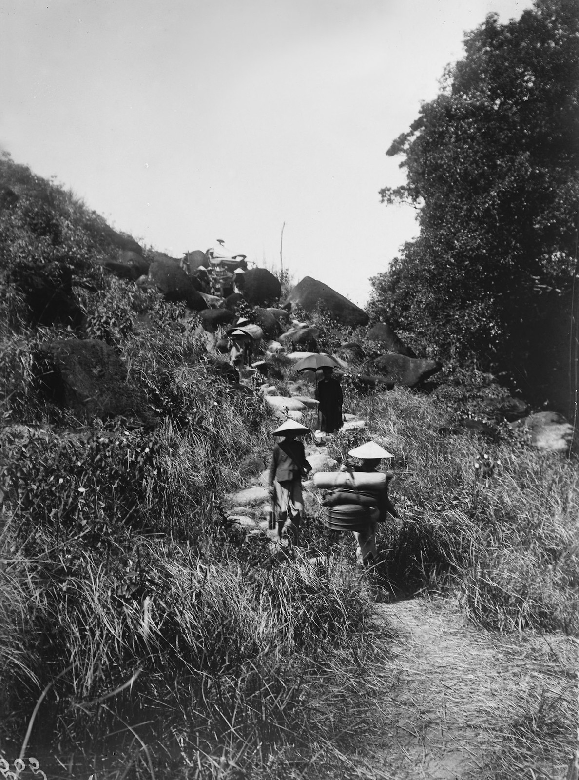 chum-anh-hanh-trinh-tren-duong-cai-quan-nam-1898-cua-andre-salles-wetrekvn