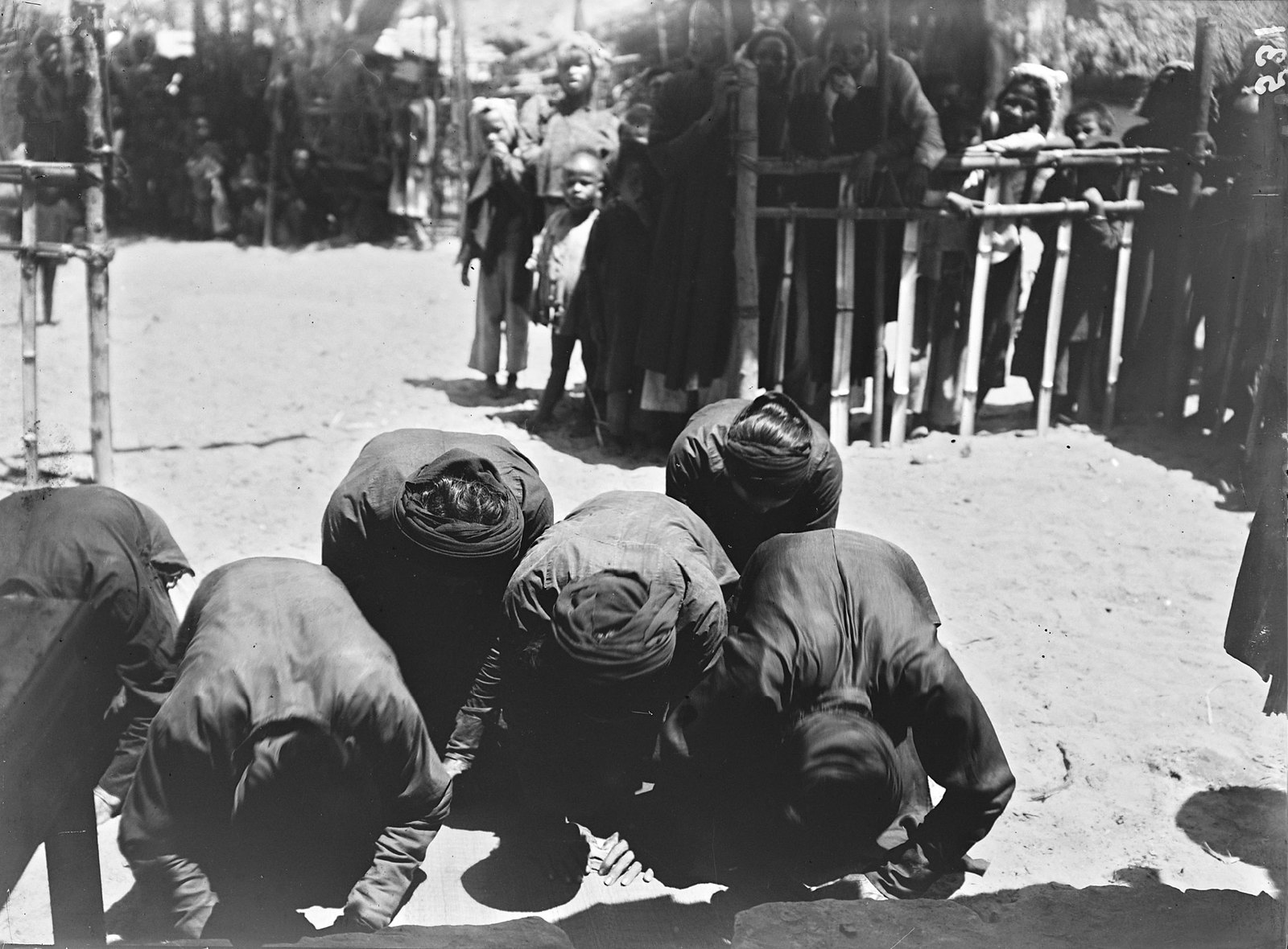 chum-anh-hanh-trinh-tren-duong-cai-quan-nam-1898-cua-andre-salles-wetrekvn