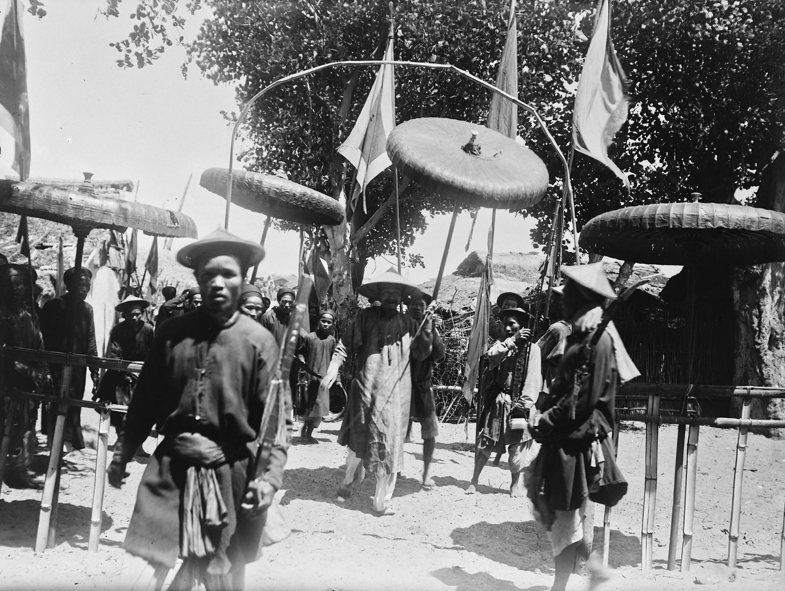 chum-anh-hanh-trinh-tren-duong-cai-quan-nam-1898-cua-andre-salles-wetrekvn