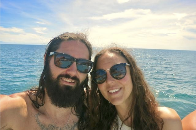 cap-doi-duoc-di-du-lich-khap-the-gioi-nho-cham-soc-cho-meo-cho-nguoi-la-wetrekvn