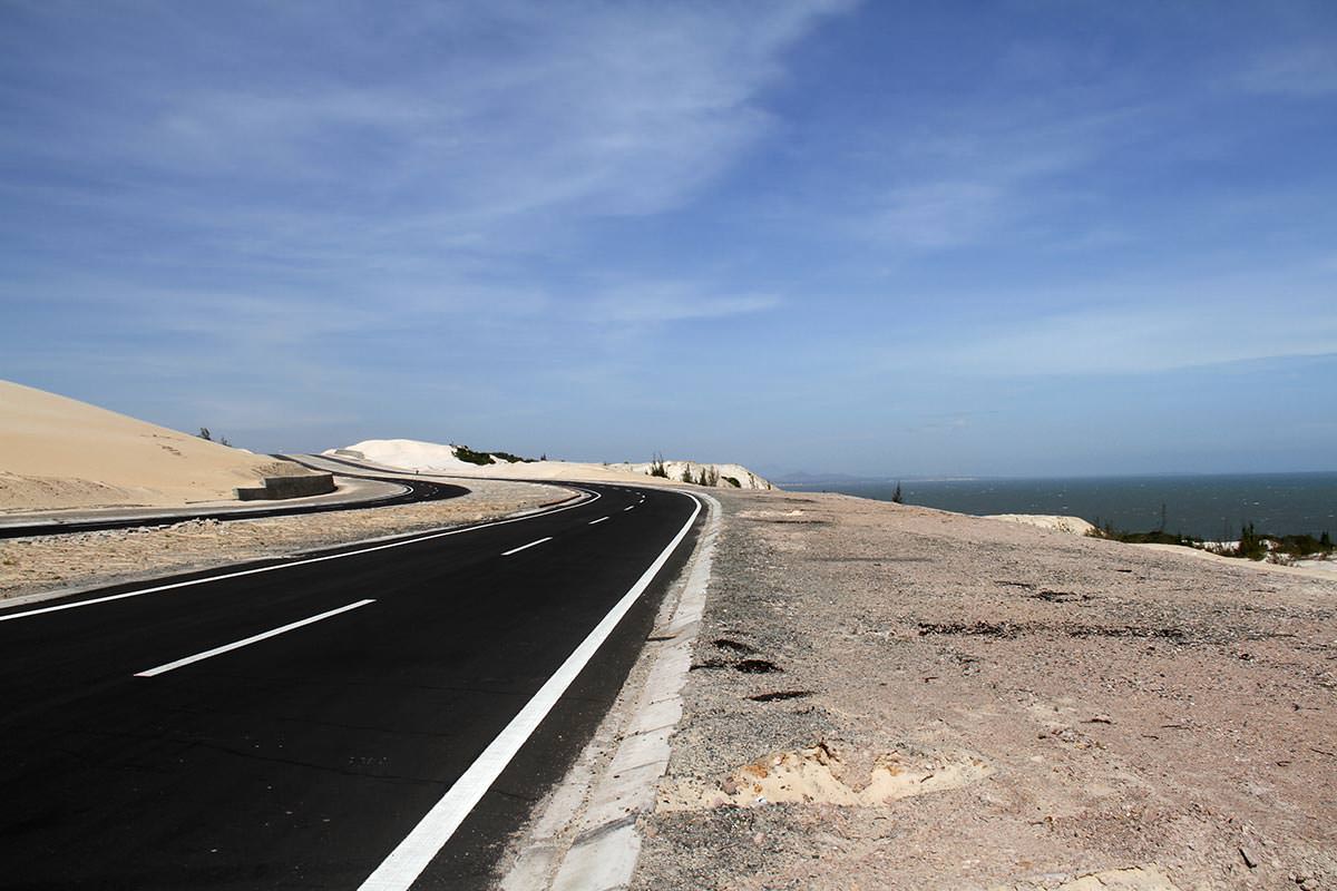 Chay-xe-may-cam-trai-o-Mui-Yen-Điem-dep-giau-minh-o-Binh-Thuan.jpg
