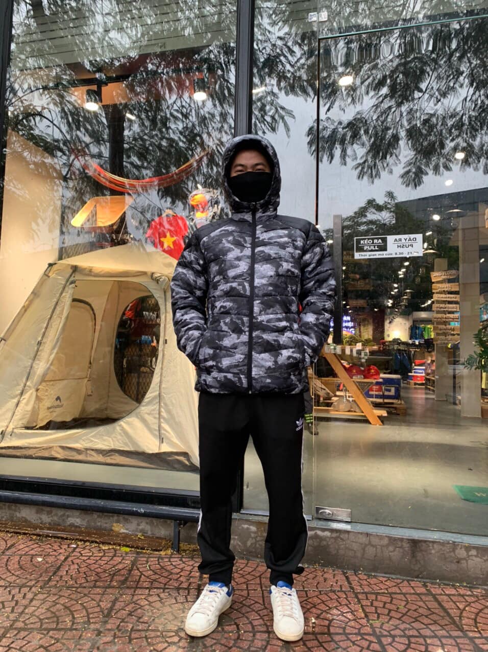 Có thể là hình ảnh về 1 người, đang đứng và giày dép