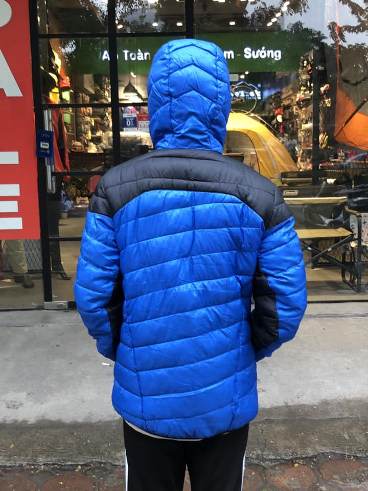 Có thể là hình ảnh về 1 người, áo parka và giày dép