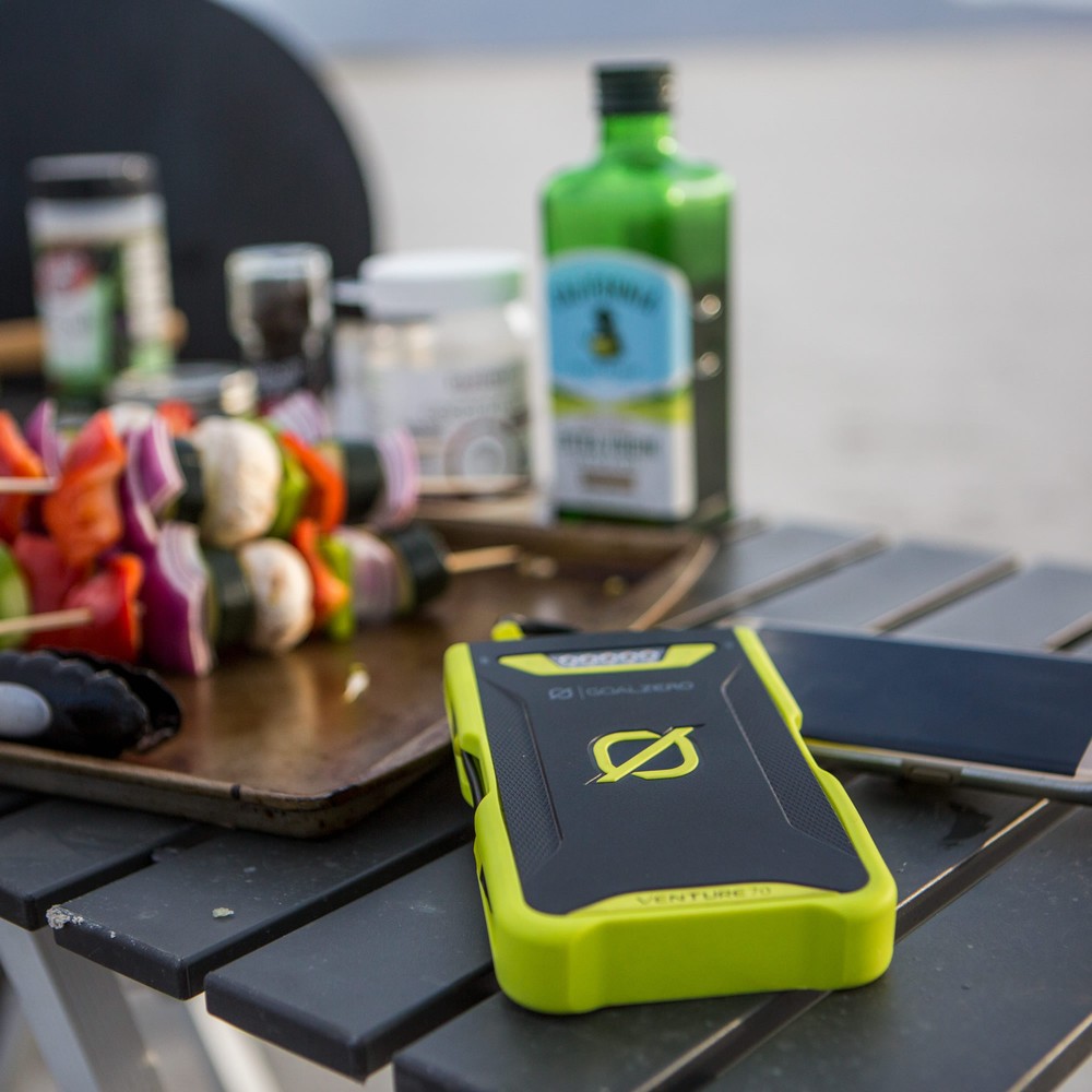 pin-sac-du-phong-kem-den-chieu-sang-Goal-Zero-Venture-70-Power-Bank -22013-8265-wetrekvn-2