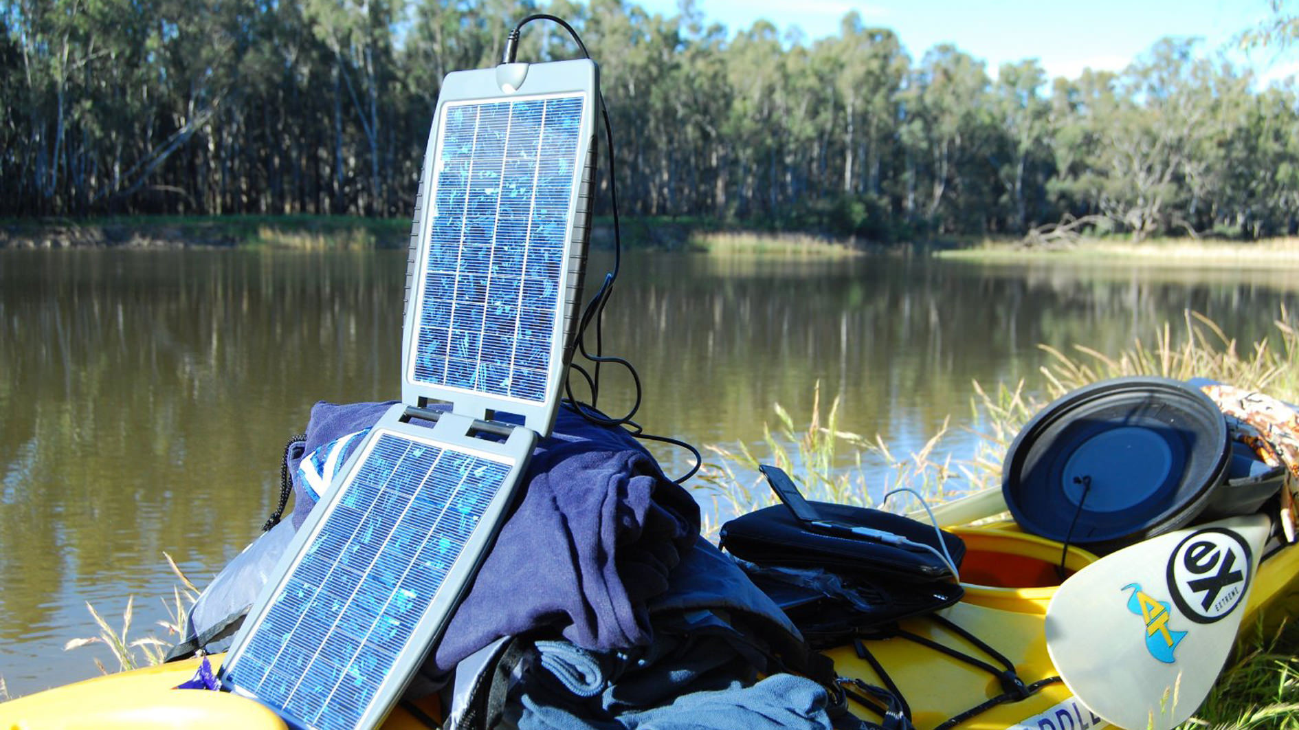 Sac-pin-nang-luong-mat-troi-POWERTRAVELLER-Solargorilla-4-WETREK_VN