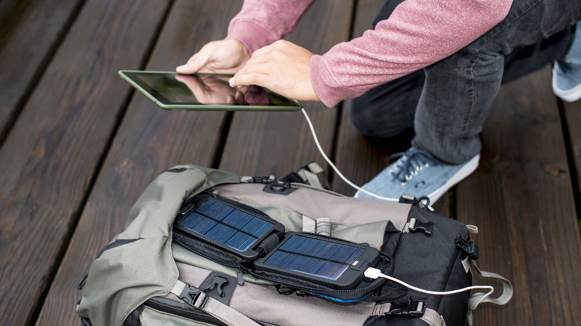 Sac-pin-nang-luong-mat-troi-POWERTRAVELLER-Solarmonkey-Adventurer-5-WETREK_VN