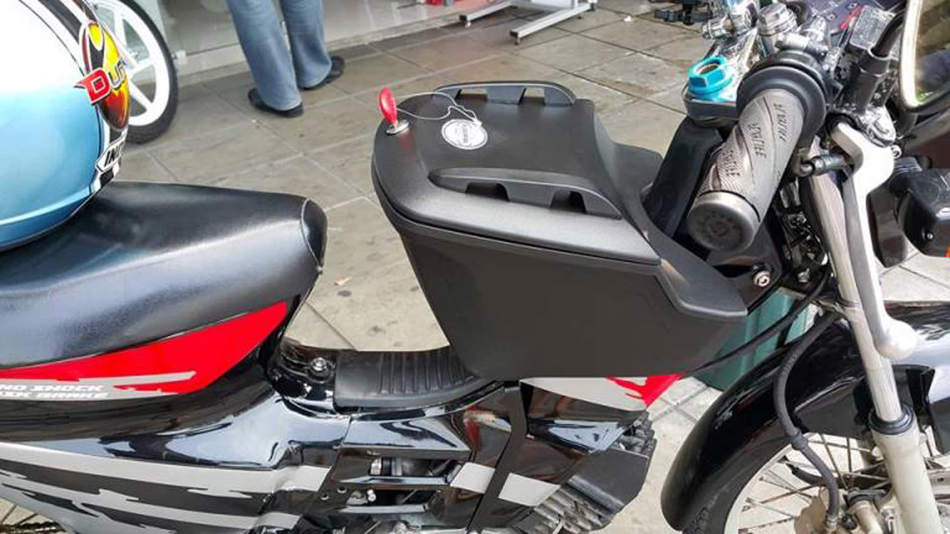 Thung-giua-xe-may-GIVI-K10N-Centre-Box-1-WETREK_VN