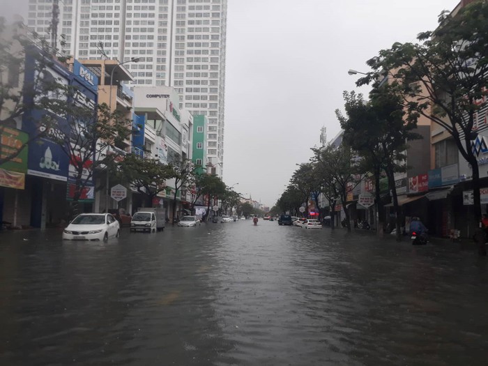 pho-da-nang-van-chim-trong-khi-nuoc-mua-khong-ngung-roi-nguoi-dan-thi-bang-hoang-wwetrekvn