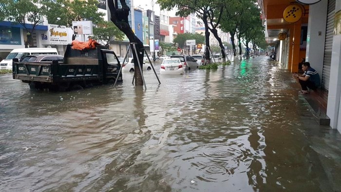 pho-da-nang-van-chim-trong-khi-nuoc-mua-khong-ngung-roi-nguoi-dan-thi-bang-hoang-wwetrekvn