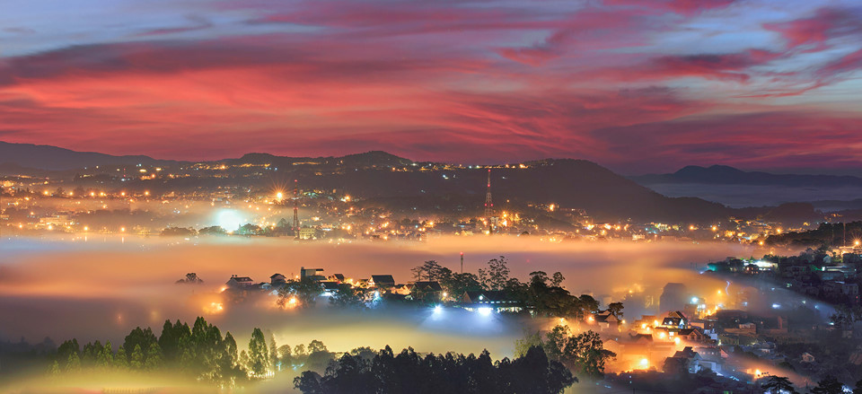 Me-dam-truoc-khoanh-khac-Da-Lat-chim-trong-suong-mu-thang-10-wetrekvn