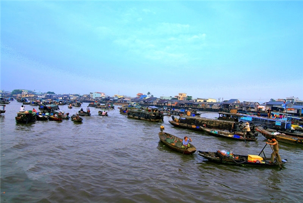 ghe-tham-cho-noi-mot-trong-nhung-ngoi-cho-hot-nhat-dat-viet-wetrekvn