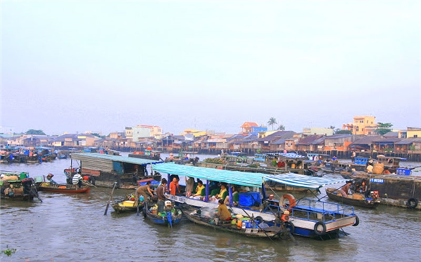 ghe-tham-cho-noi-mot-trong-nhung-ngoi-cho-hot-nhat-dat-viet-wetrekvn