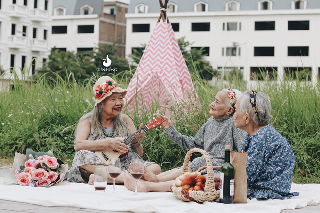 bo-anh-dang-yeu-ve-hoi-chi-em-u90-di-picnic-trong-vien-duong-lao-doi-co-bao-lau-ta-cu-vui-thoi-wetrekvn
