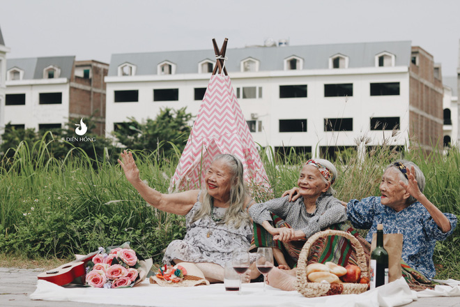 bo-anh-dang-yeu-ve-hoi-chi-em-u90-di-picnic-trong-vien-duong-lao-doi-co-bao-lau-ta-cu-vui-thoi-wetrekvn