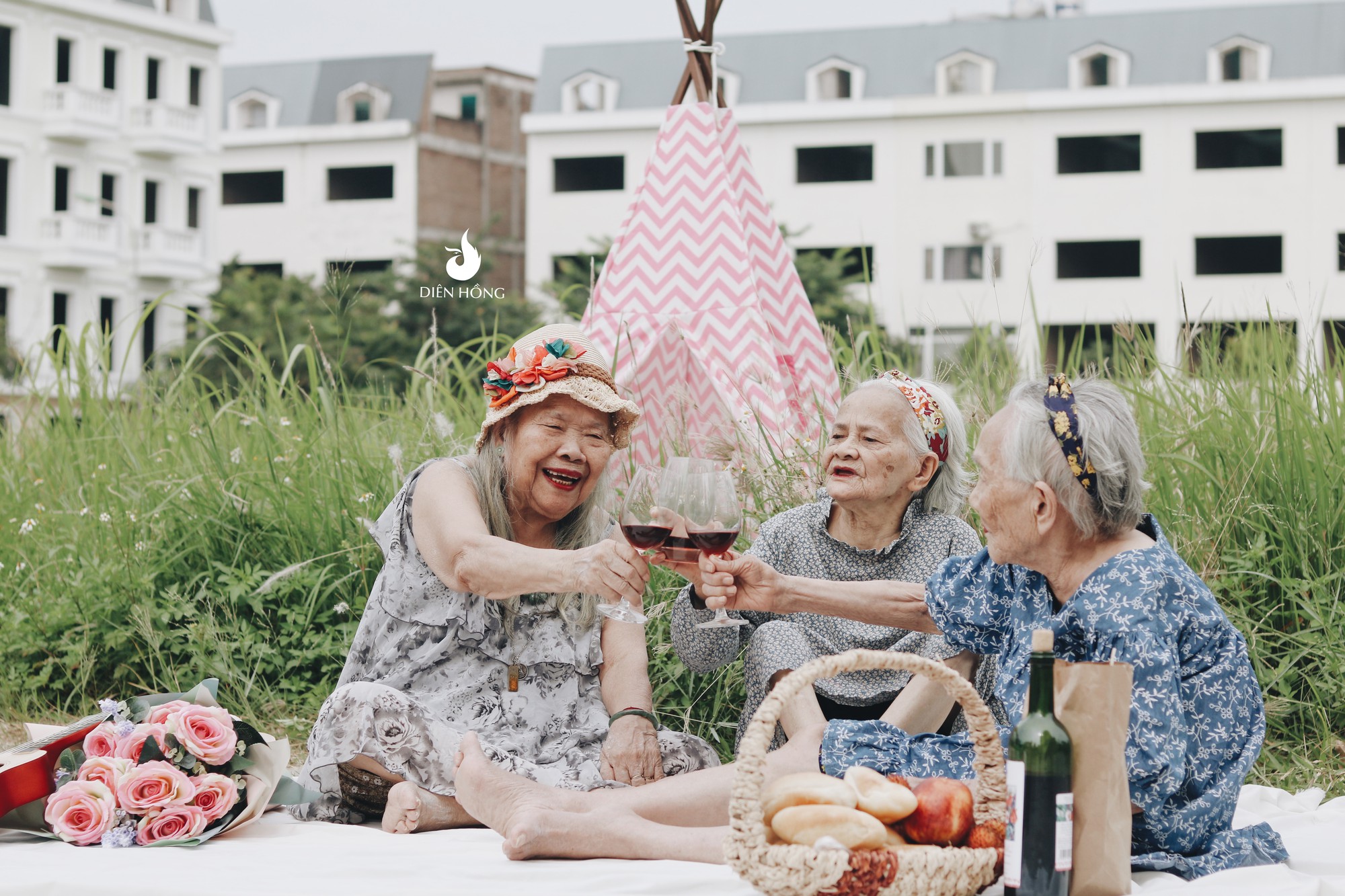 bo-anh-dang-yeu-ve-hoi-chi-em-u90-di-picnic-trong-vien-duong-lao-doi-co-bao-lau-ta-cu-vui-thoi-wetrekvn