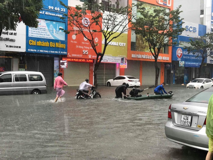 pho-da-nang-van-chim-trong-khi-nuoc-mua-khong-ngung-roi-nguoi-dan-thi-bang-hoang-wwetrekvn
