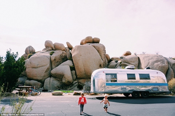 cap-vo-chong-bo-thanh-pho-dua-3-con-di-ngao-du-tren-xe-hoi-du-lich-wetrekvn