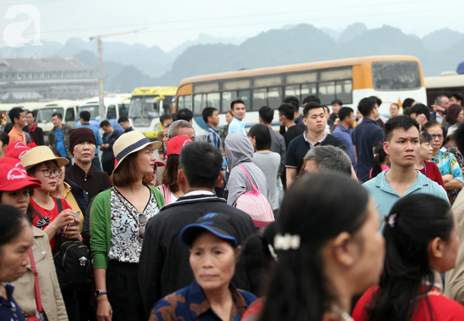 dong-nguoi-dong-duc-chen-nhau-len-ngoi-chua-lon-nhat-the-gioi-o-ha-nam-wetrekvn