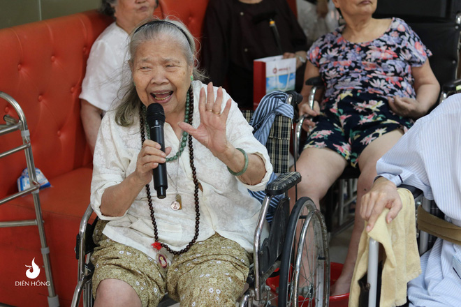 bo-anh-dang-yeu-ve-hoi-chi-em-u90-di-picnic-trong-vien-duong-lao-doi-co-bao-lau-ta-cu-vui-thoi-wetrekvn