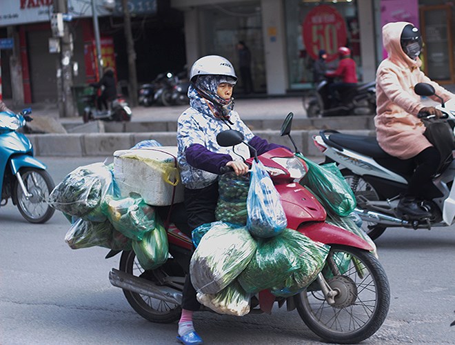 nguoi-dan-ha-noi-co-ro-trong-cai-ret-dam-nhat-mua-wetrekvn