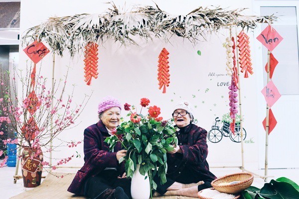 bo-anh-dang-yeu-ve-hoi-chi-em-u90-di-picnic-trong-vien-duong-lao-doi-co-bao-lau-ta-cu-vui-thoi-wetrekvn