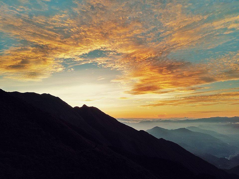 ngam-binh-minh-dep-me-hon-tren-dinh-ta-chi-nhu-yen-bai-ngon-nui-cao-thu-6-viet-nam-wetrekvn