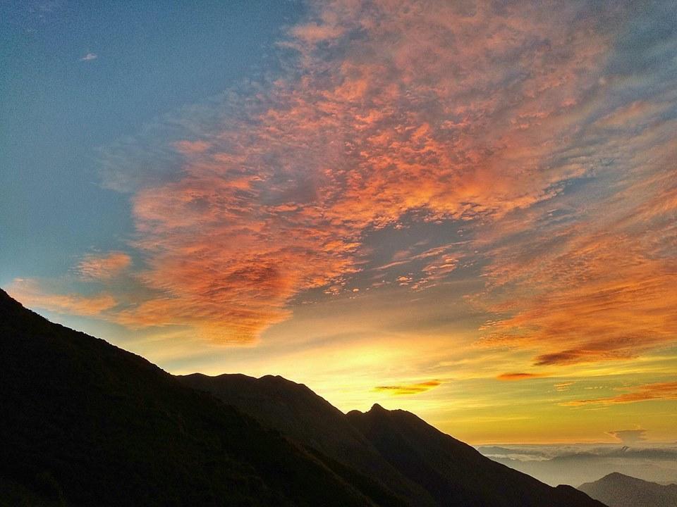 ngam-binh-minh-dep-me-hon-tren-dinh-ta-chi-nhu-yen-bai-ngon-nui-cao-thu-6-viet-nam-wetrekvn