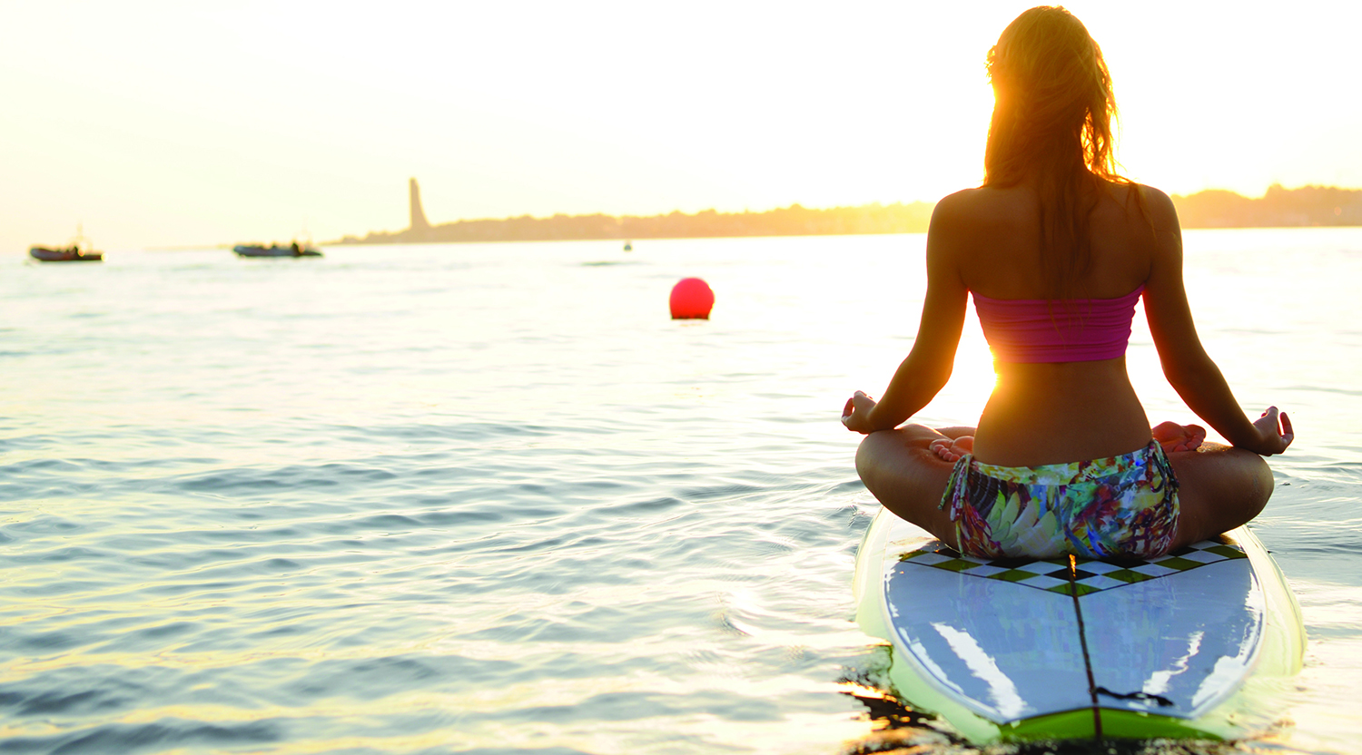 yoga-tren-mat-nuoc-van-cheo-dung-sup-meditation-wetrek.vn