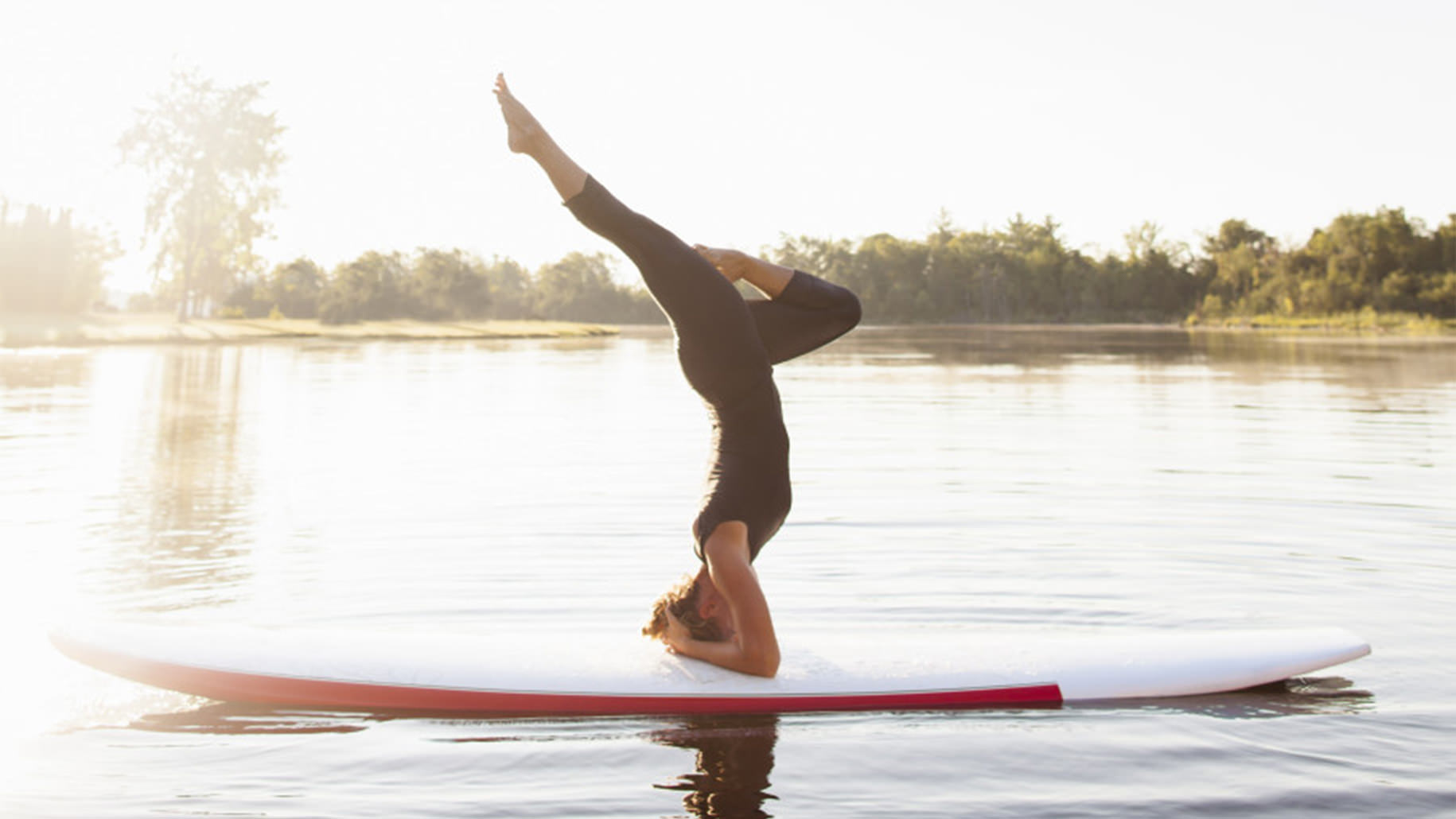 yoga-tren-mat-nuoc-van-cheo-dung-sup-wetrek.vn-1