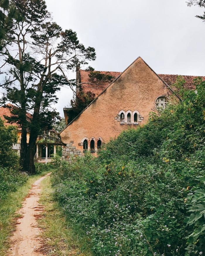 5-dia-diem-du-lich-tro-nen-noi-tieng-sau-khi-bi-bo-hoang-tai-viet-nam