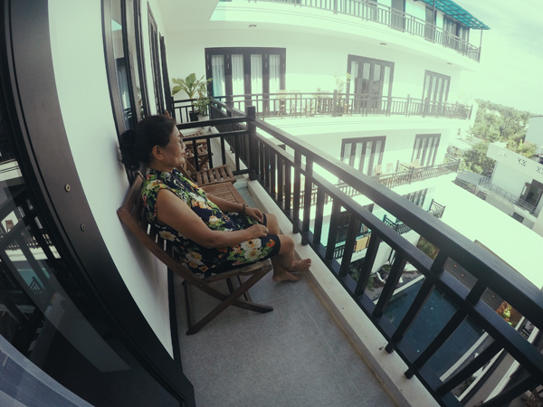 ba-me-u70-du-lich-cung-con-trai