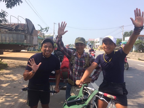 nguoi-dan-ong-64-tuoi-di-bo-xuyen-viet