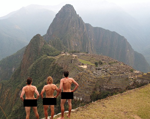 ba-du-khach-bi-duoi-vi-chup-anh-khoa-than