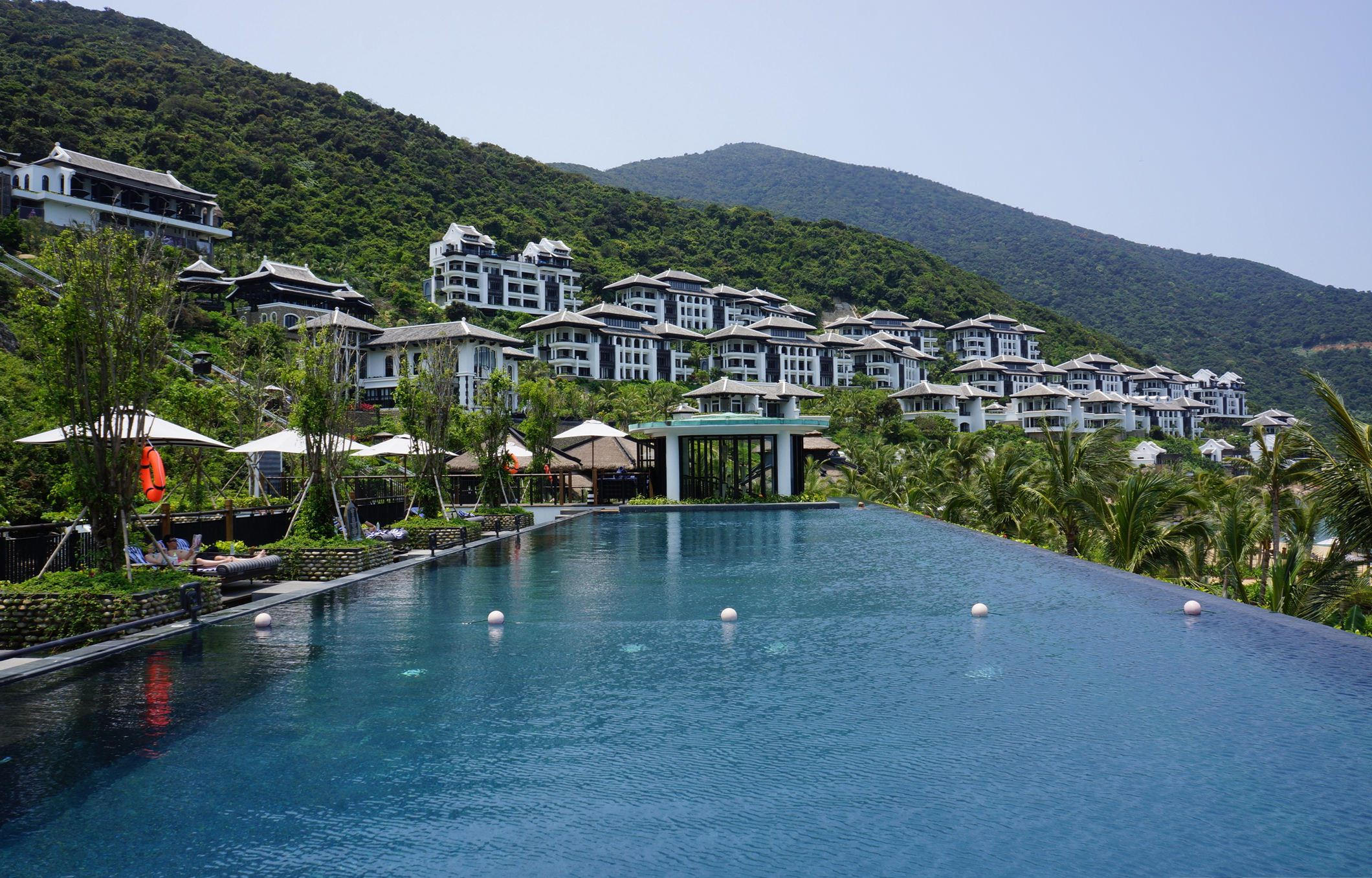 5-resort-co-view-bien-tuyet-dep-nen-trai-nghiem-he-nay-wetrek.vn