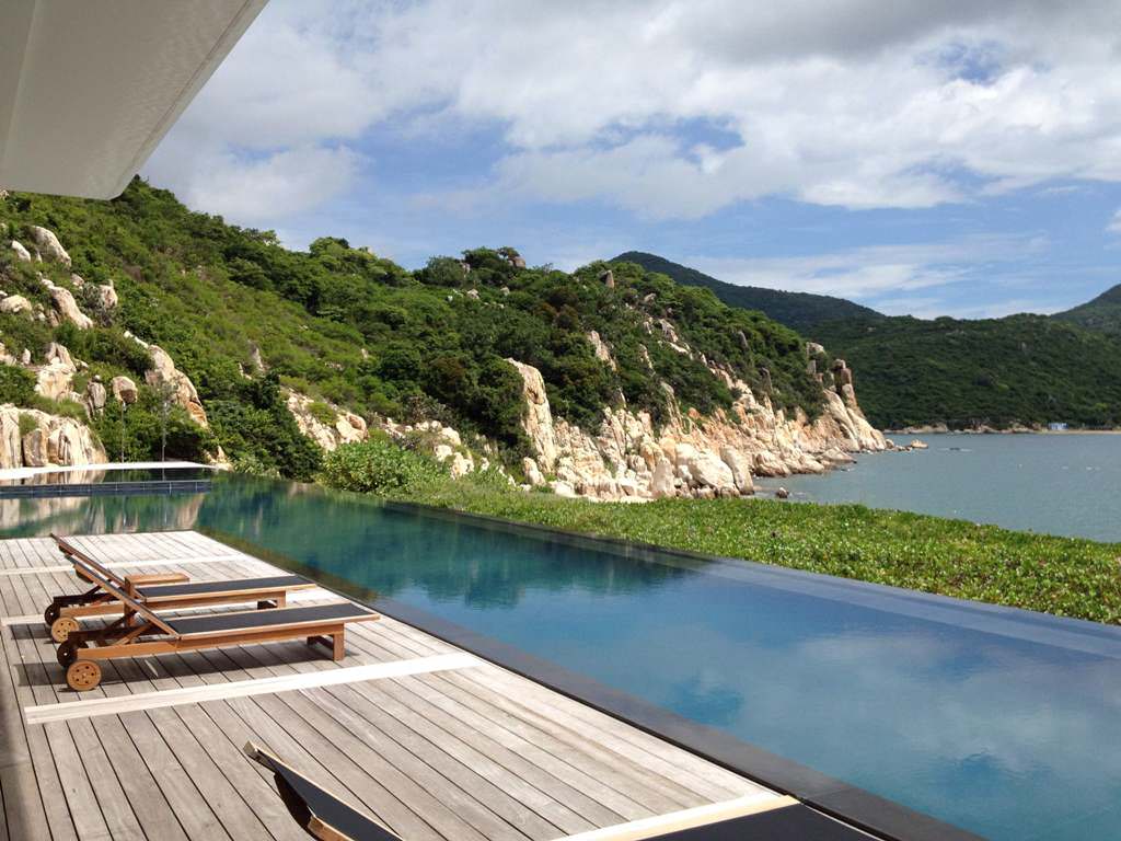 5-resort-co-view-bien-tuyet-dep-nen-trai-nghiem-he-nay-wetrek.vn