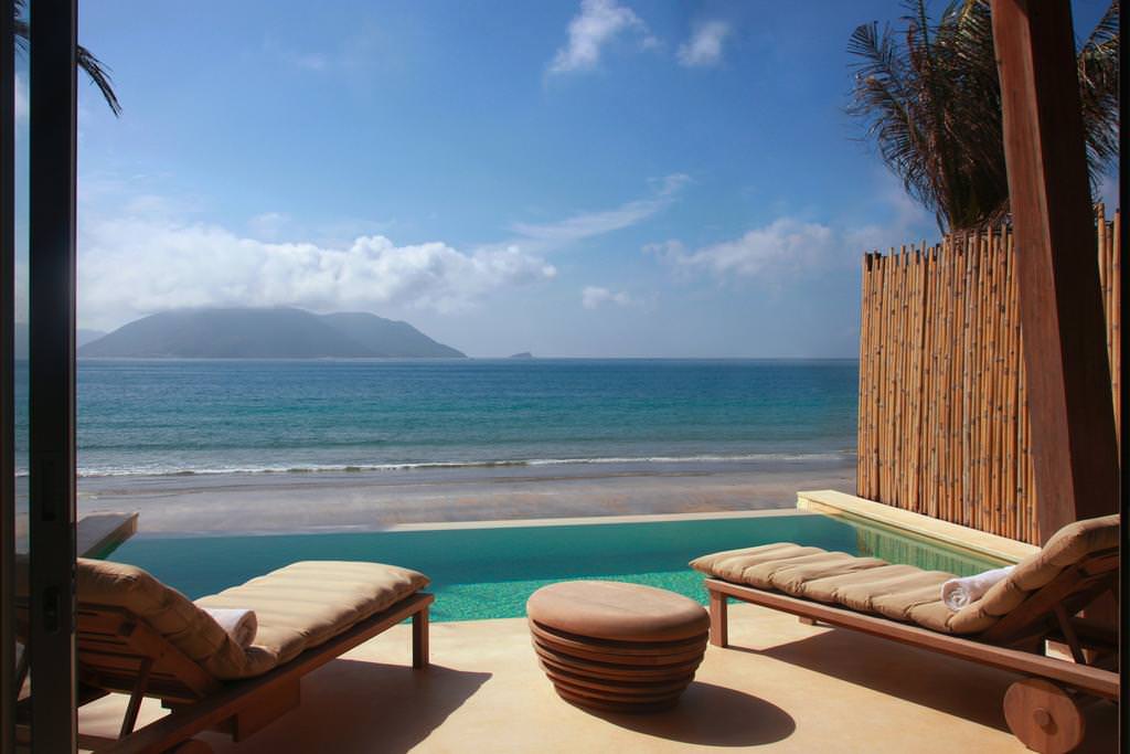 5-resort-co-view-bien-tuyet-dep-nen-trai-nghiem-he-nay-wetrek.vn