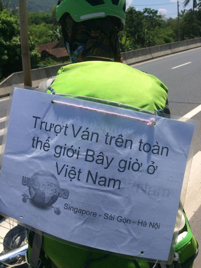 Chang-trai-singapore-di-xuyen-viet-chi-bang-chiec-van-truot-wetrek.vn