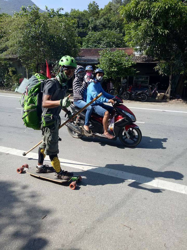 Chang-trai-singapore-di-xuyen-viet-chi-bang-chiec-van-truot-wetrek.vn