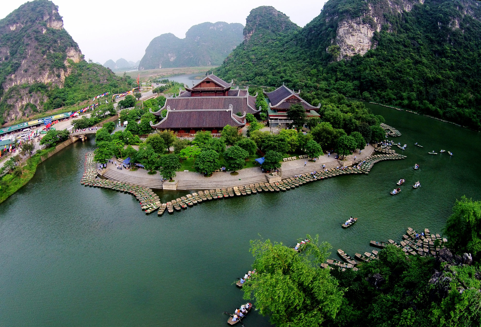 Hanh-trinh-cheo-kayak-kham-pha-tron-ven-trang-an-ninh-binh-wetrek.vn
