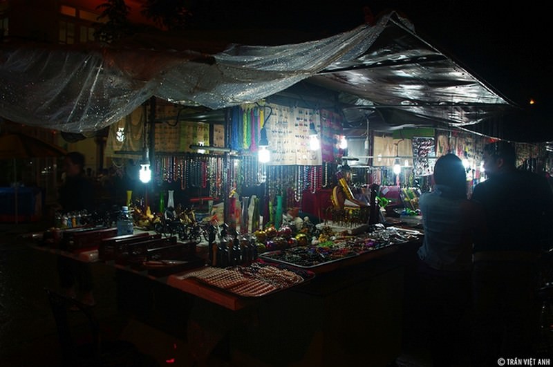 He-nay-ghe-10-cho-dem-tap-nap-du-khach-nhat-viet-nam-wetrek.vn