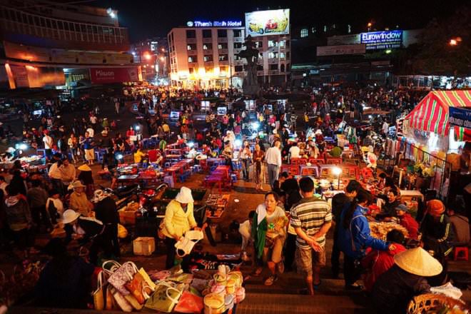 He-nay-ghe-10-cho-dem-tap-nap-du-khach-nhat-viet-nam-wetrek.vn