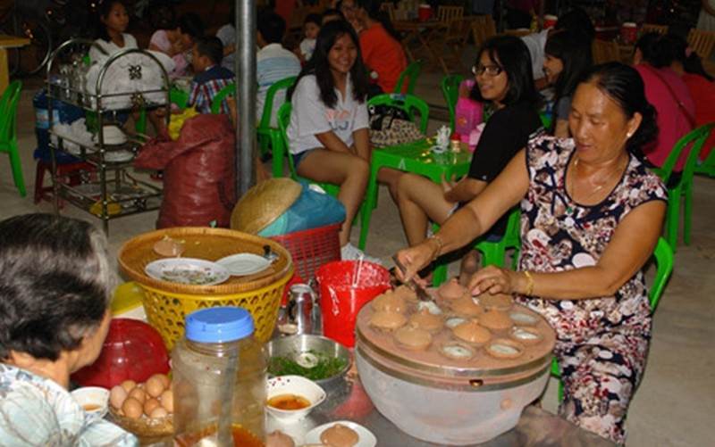 He-nay-ghe-10-cho-dem-tap-nap-du-khach-nhat-viet-nam-wetrek.vn