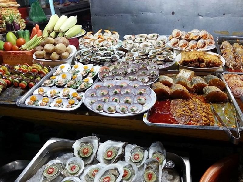 He-nay-ghe-10-cho-dem-tap-nap-du-khach-nhat-viet-nam-wetrek.vn