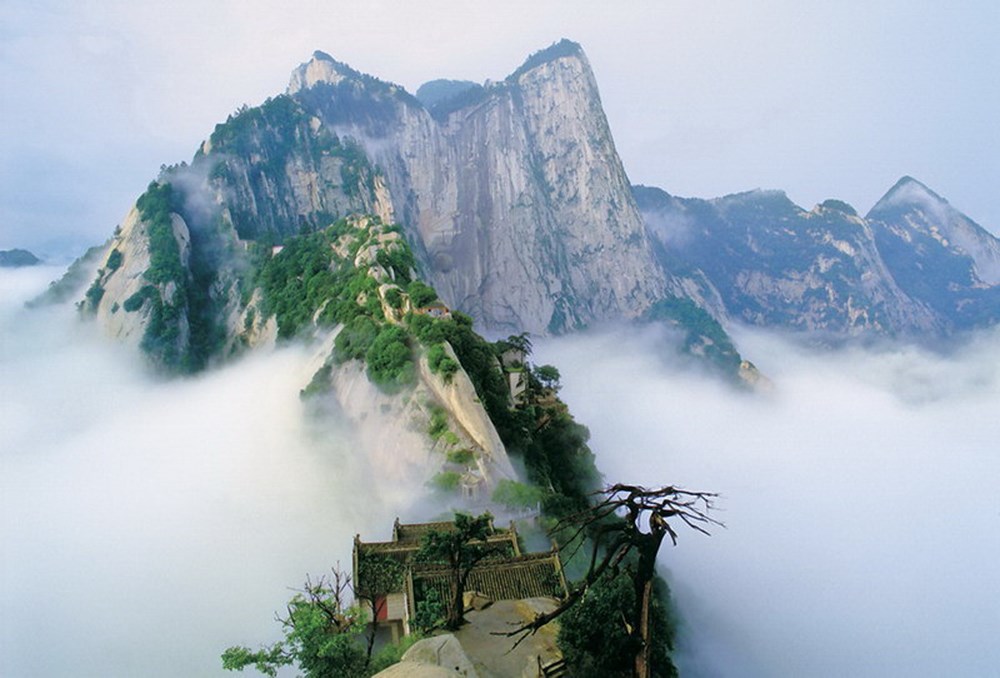 kham-pha-dinh-hoa-son-huyen-thoai-con-duong-leo-nui-nguy-hiem-nhat-the-gioi-wetrekvn