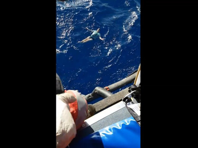 Bang-quan-jean-va-meo-sinh-ton-cua-navy-seal-du-khach-duc-da-song-sot-sau-nhiu-gio-lenh-denh-ngoai-bien